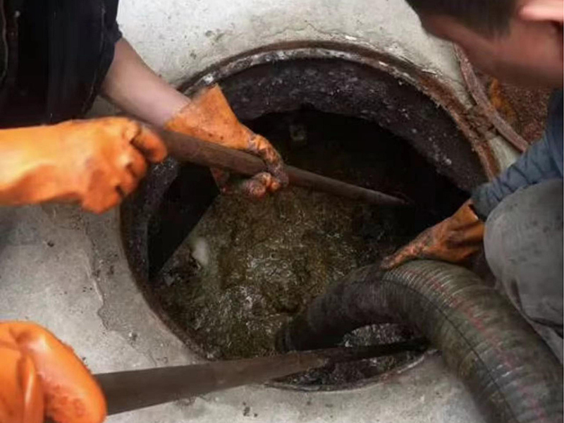 耿马清理化粪池时如何避免沼气的危害？